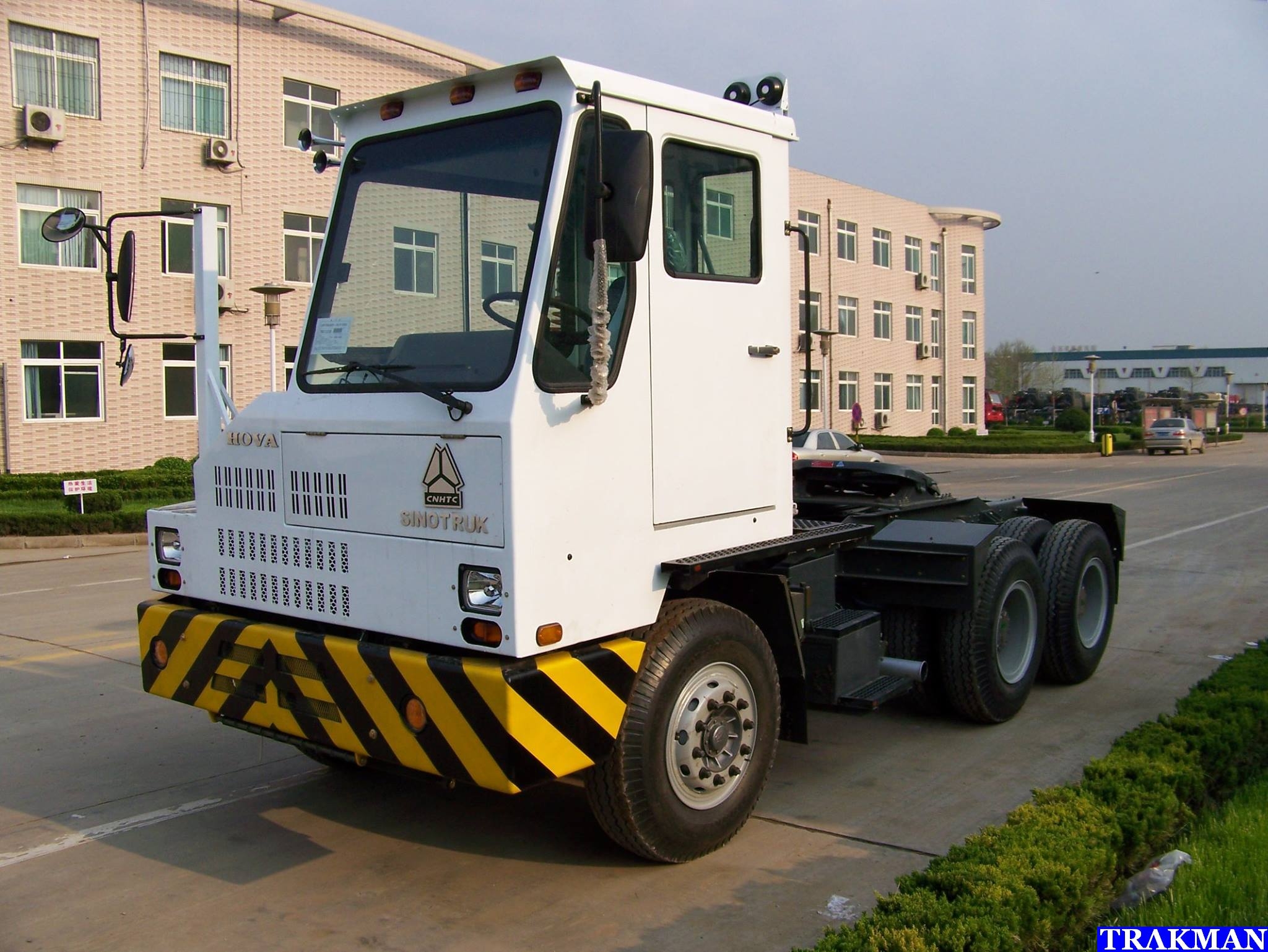 SINOTRUK HOVA 4x2 Port Terminal Tractor Truck