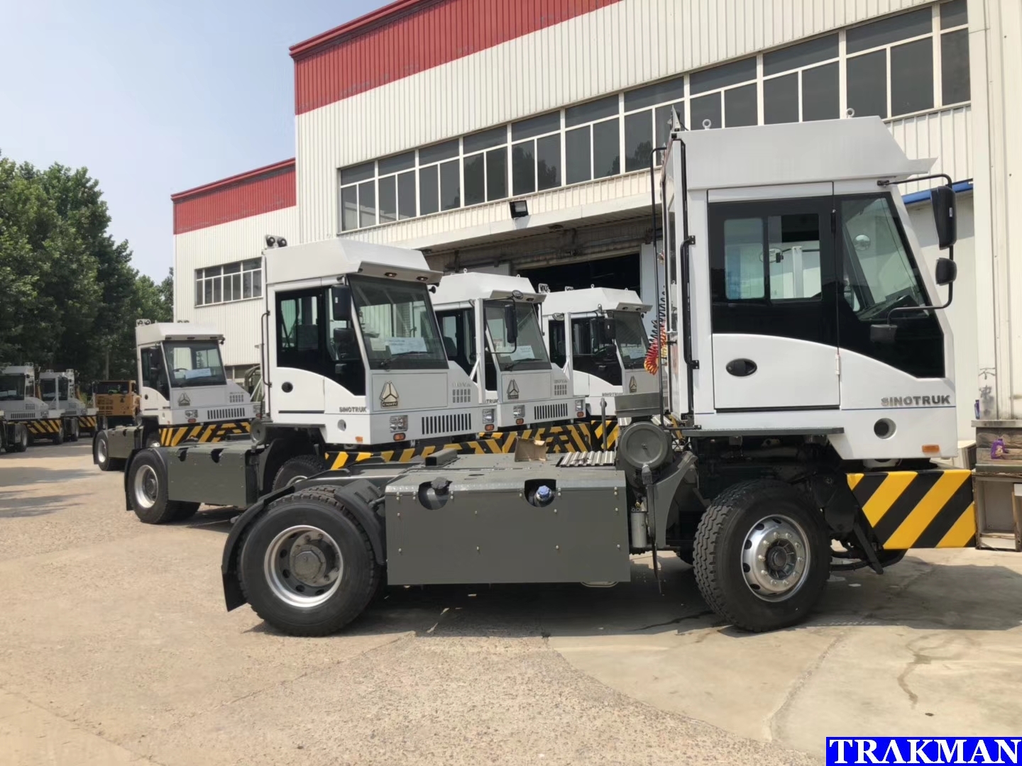 SINOTRUK HOVA 4x2 Port Terminal Tractor Truck
