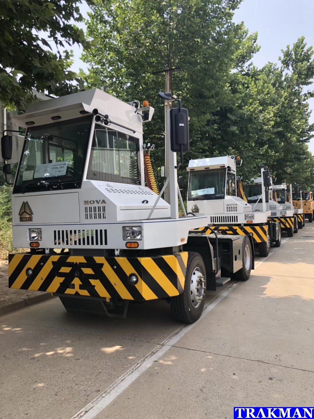 SINOTRUK HOVA 4x2 Port Terminal Tractor Truck