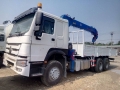 SINOTRUK HOWO Cargo Truck With Crane