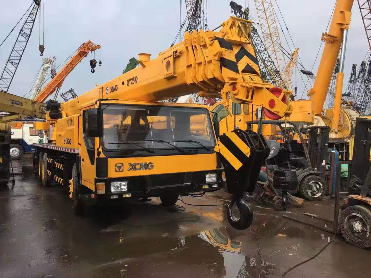 used-xcmg-truck-crane-25-tons-operation-weight